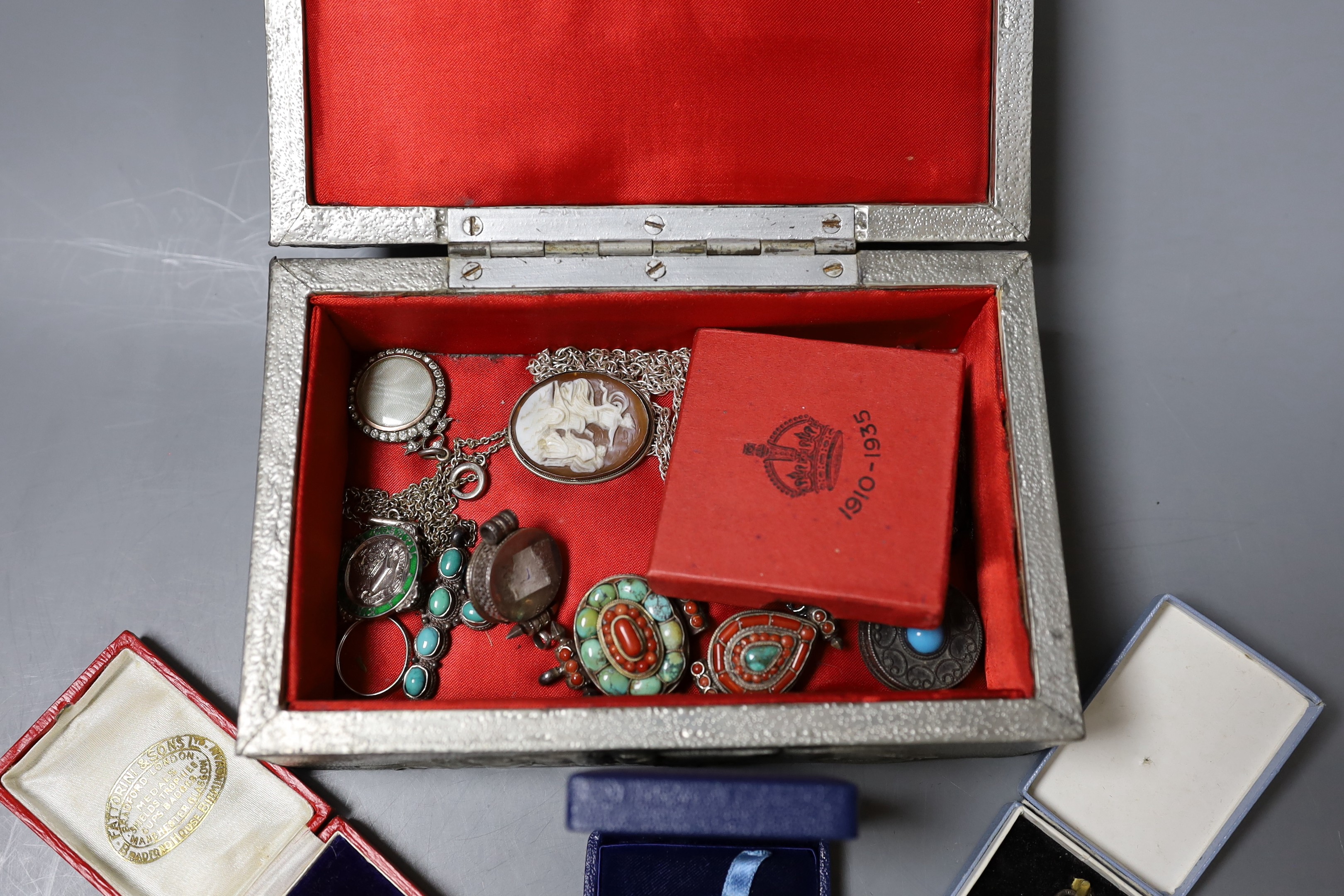 Cased silver medallions and other jewellery including paste and white metal.